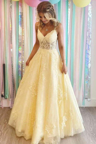 Robe de bal longue en tulle jaune, coupe trapèze, col en V, ornée d'appliques en dentelle.