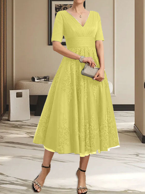 Vestido de tul y encaje para la madre de la novia, corte en A, escote en V, largo hasta la rodilla, con pliegues