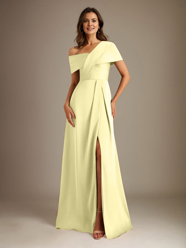Robe de mère de la mariée en satin, coupe trapèze, décolleté asymétrique et plis. 