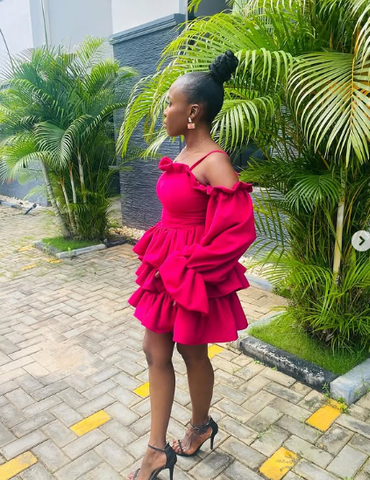 Robe de bal courte élégante en satin à épaules dénudées et à volants, modèle Y8265