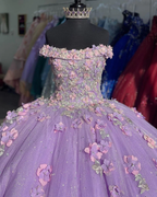 Robe de bal élégante en tulle brillant à épaules dénudées et appliqués lavande, ornée de fleurs 3D, idéale pour une fête de 15 ans (Y285)