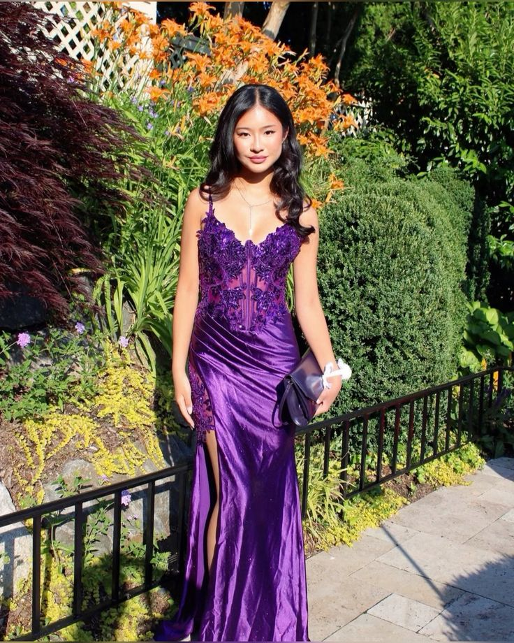 Precioso vestido de noche de sirena con apliques de encaje y satén morado, corte sirena y abertura, modelo Y8112