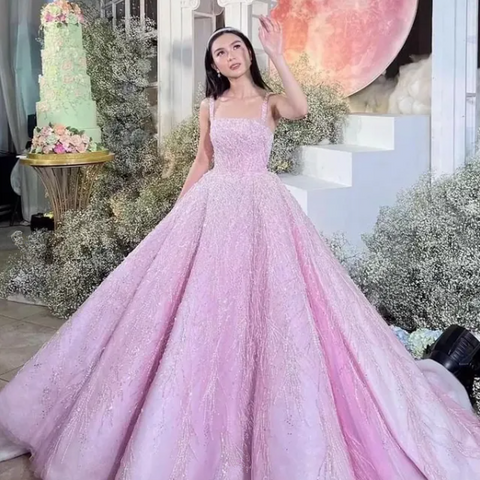 Vestido de gala largo rosa con tirantes, lentejuelas y cuentas, ideal para ocasiones formales (modelo Y4918)