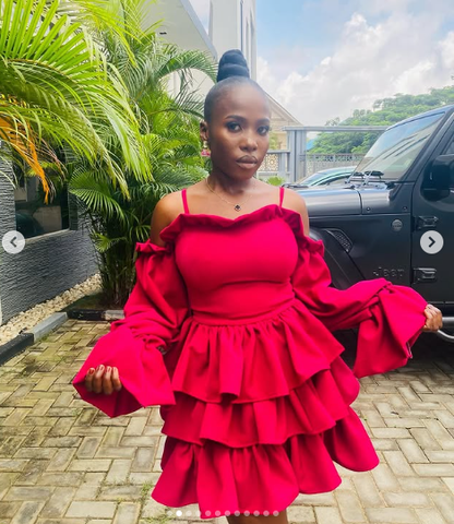 Robe de bal courte élégante en satin à épaules dénudées et à volants, modèle Y8265