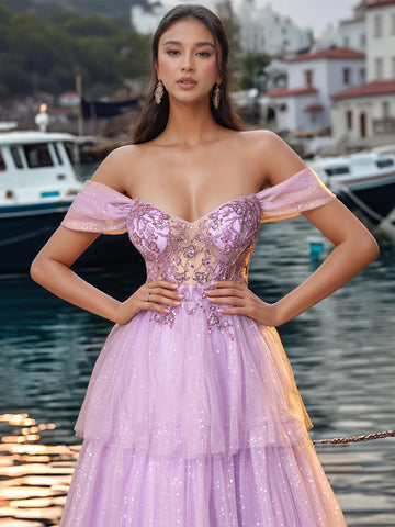 Robe de bal à épaules dénudées, broderie de dentelle scintillante et volants superposés