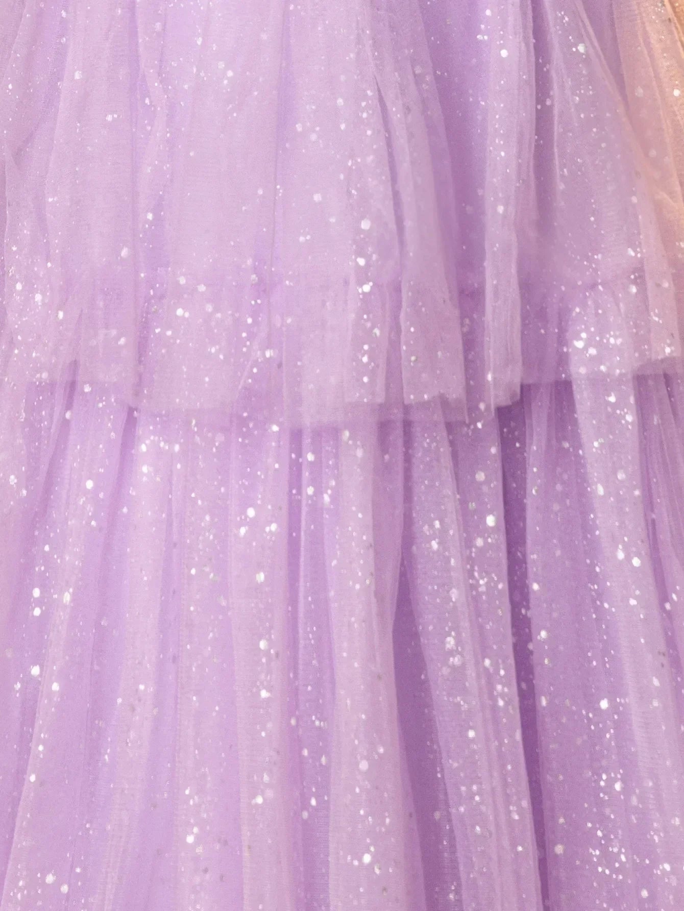 Robe de bal à épaules dénudées, broderie de dentelle scintillante et volants superposés