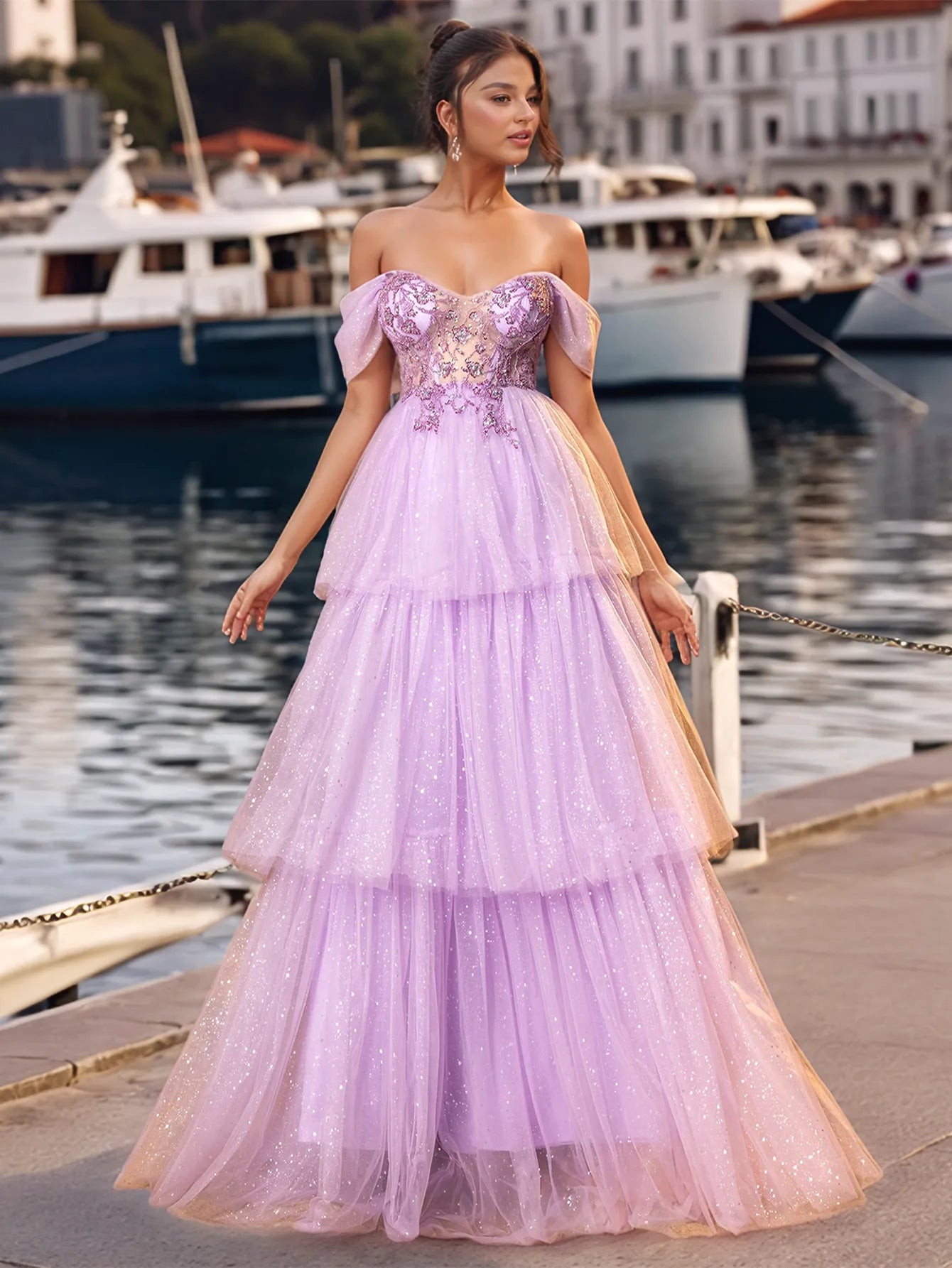 Robe de bal à épaules dénudées, broderie de dentelle scintillante et volants superposés