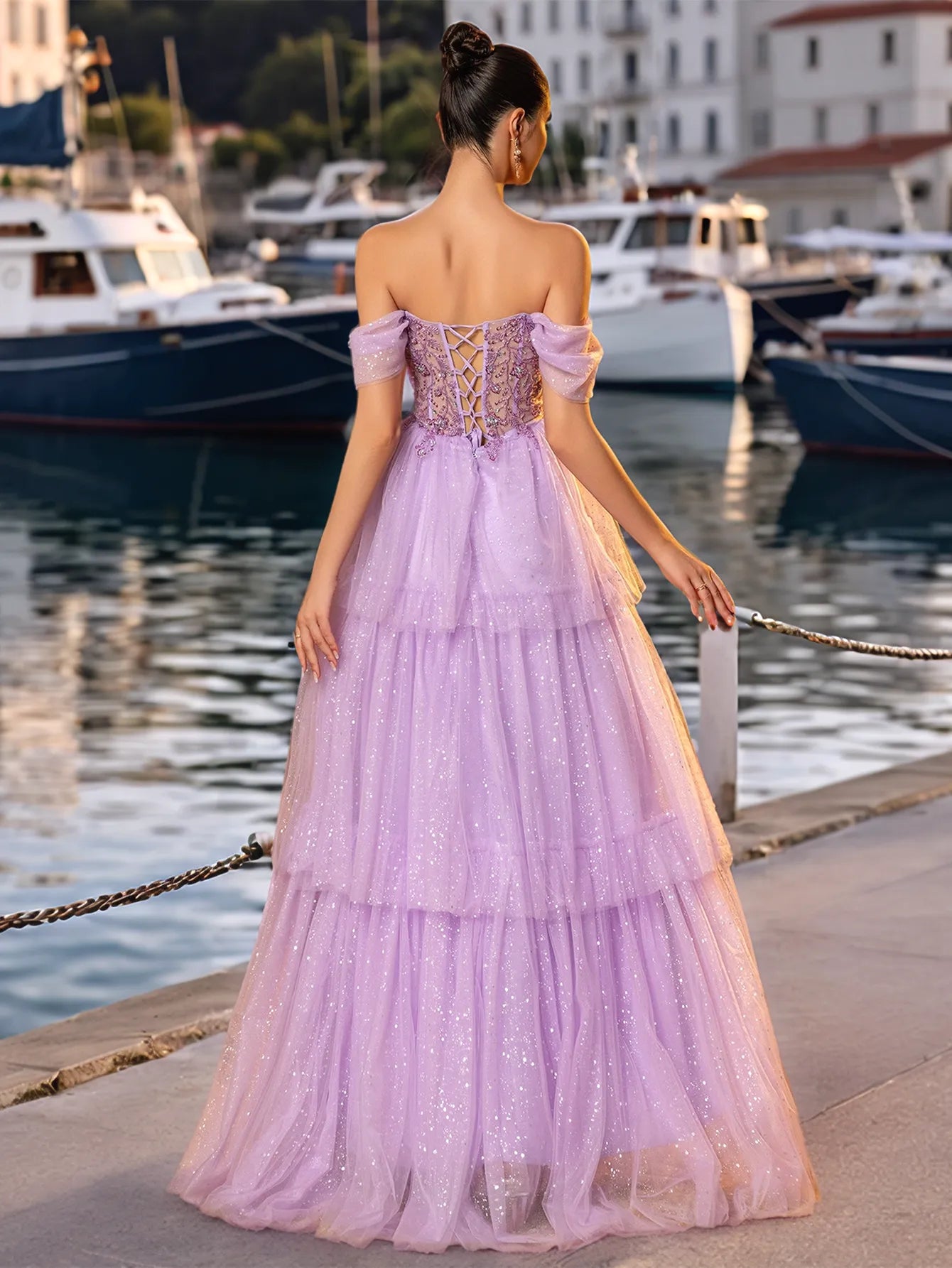 Robe de bal à épaules dénudées, broderie de dentelle scintillante et volants superposés