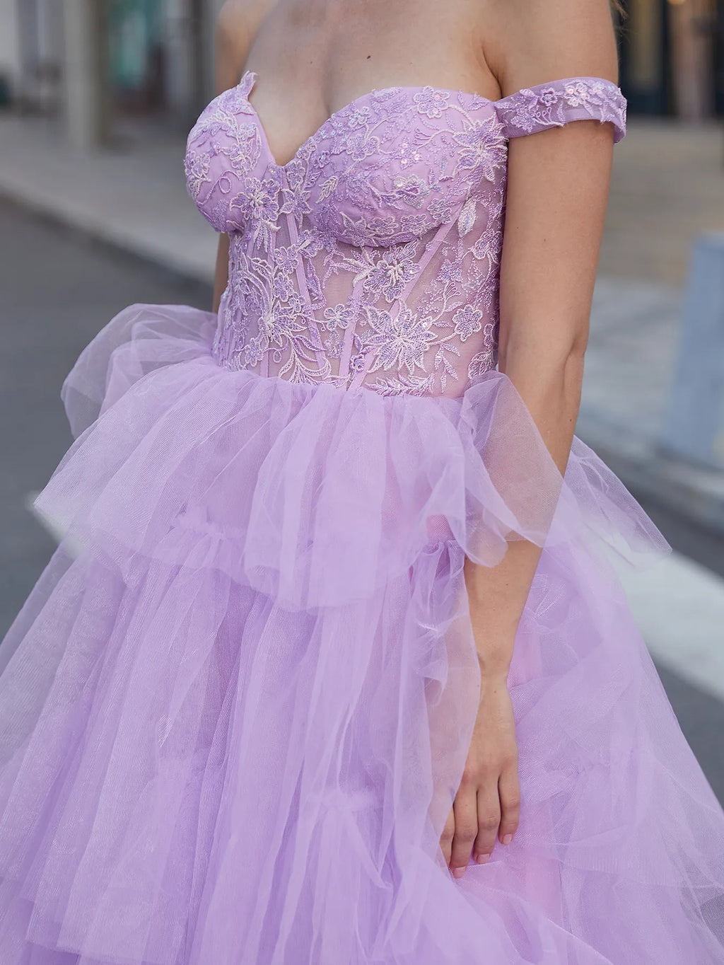 Robe de bal en tulle brodé de dentelle et à volants, épaules dénudées