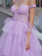 Robe de bal en tulle brodé de dentelle et à volants, épaules dénudées