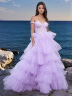 Robe de bal en tulle brodé de dentelle et à volants, épaules dénudées