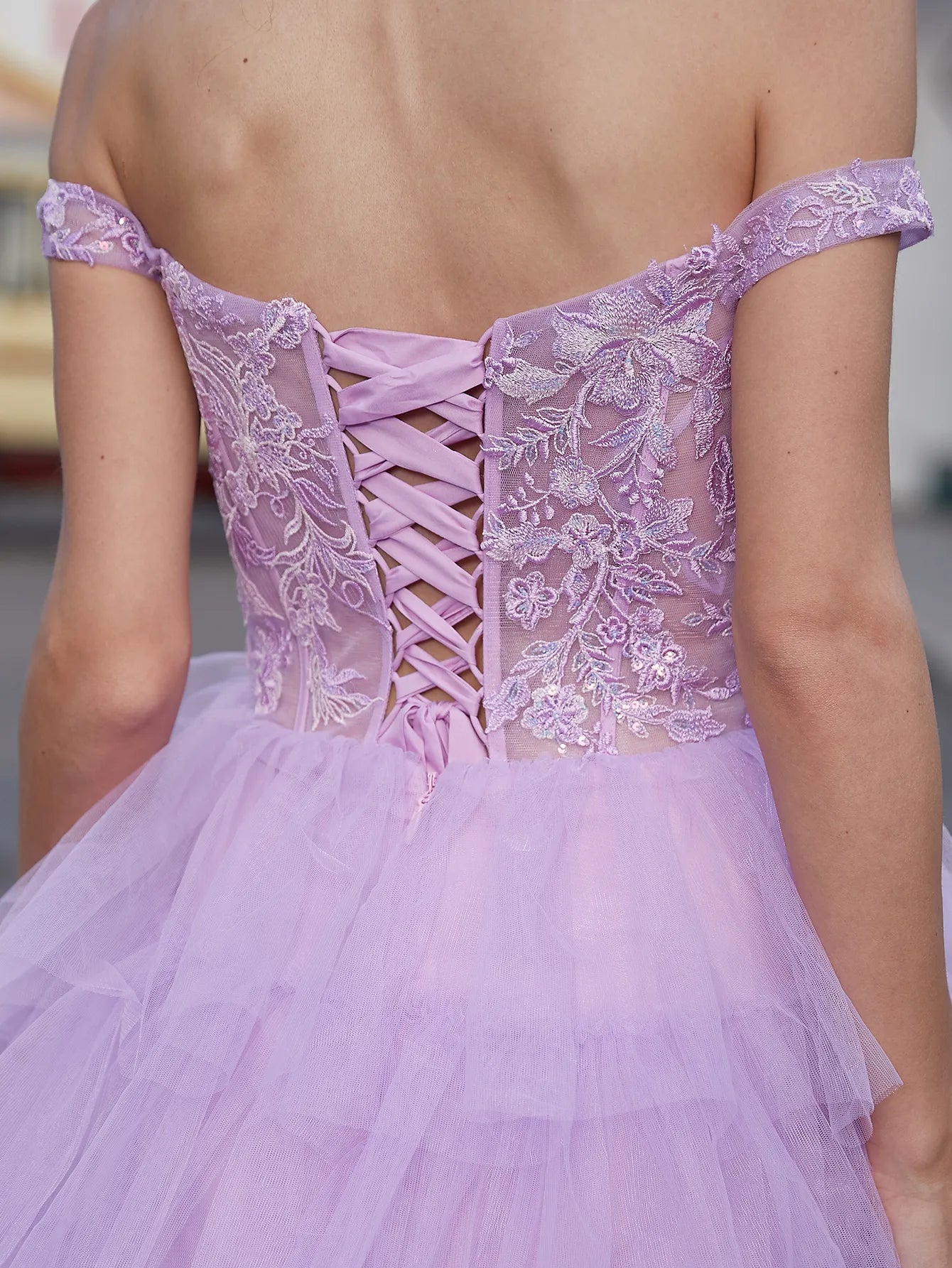 Robe de bal en tulle brodé de dentelle et à volants, épaules dénudées