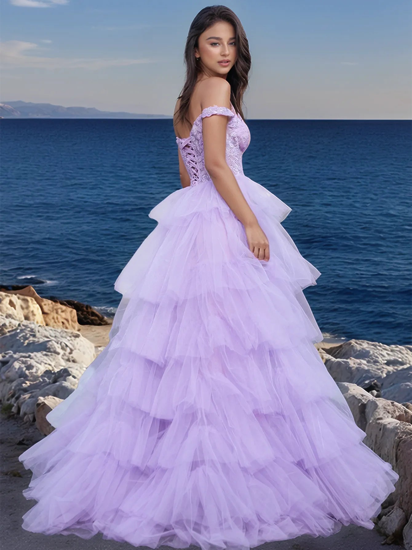 Robe de bal en tulle brodé de dentelle et à volants, épaules dénudées