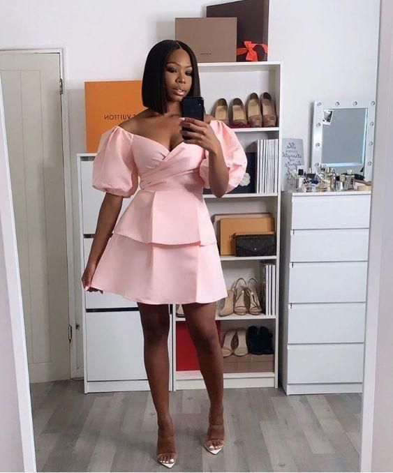 Vestido corto de satén rosa para baile de bienvenida con mangas abullonadas Y2183
