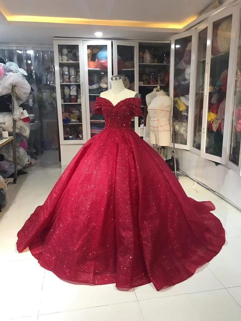 Robe de bal rouge luxueuse à épaules dénudées, ornée de paillettes et de perles, pour une soirée Sweet 16 (Y1275)