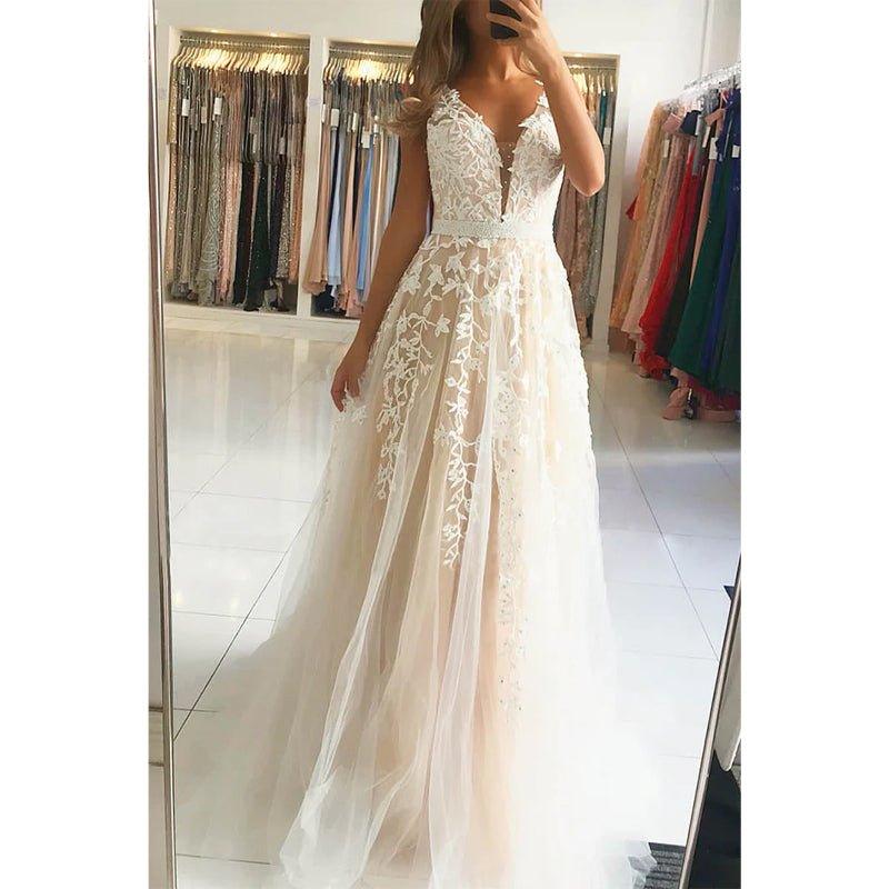 Vestido largo de noche formal de corte en A con escote en V y apliques de tul. 