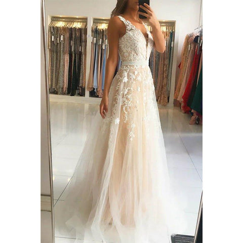 Vestido largo de noche formal de corte en A con escote en V y apliques de tul. 