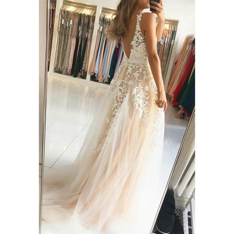 Vestido largo de noche formal de corte en A con escote en V y apliques de tul. 