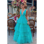 Vestido largo de fiesta de tul con escote en V, corte en A y falda escalonada.