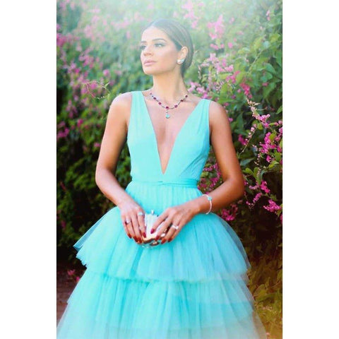 Vestido largo de fiesta de tul con escote en V, corte en A y falda escalonada.