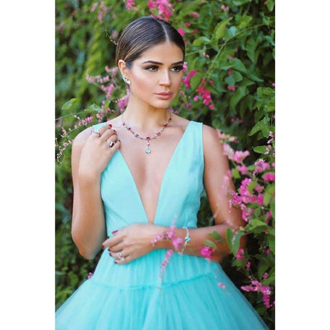 Vestido largo de fiesta de tul con escote en V, corte en A y falda escalonada.