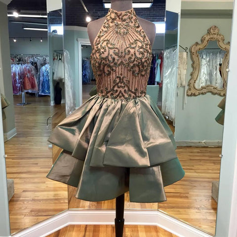 Robe de bal courte en satin, coupe trapèze, col halter orné de perles, référence PG166