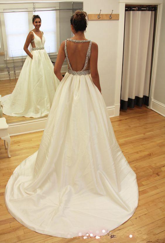 Vestido de novia de corte A, con cuentas, sin mangas, escote en V y cola de barrido WD050