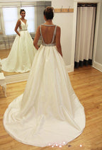 Vestido de novia de corte A, con cuentas, sin mangas, escote en V y cola de barrido WD050