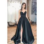 Vestido de fiesta sencillo, de satén negro, corte en A, con tirantes finos, escote en V y bolsillos. 