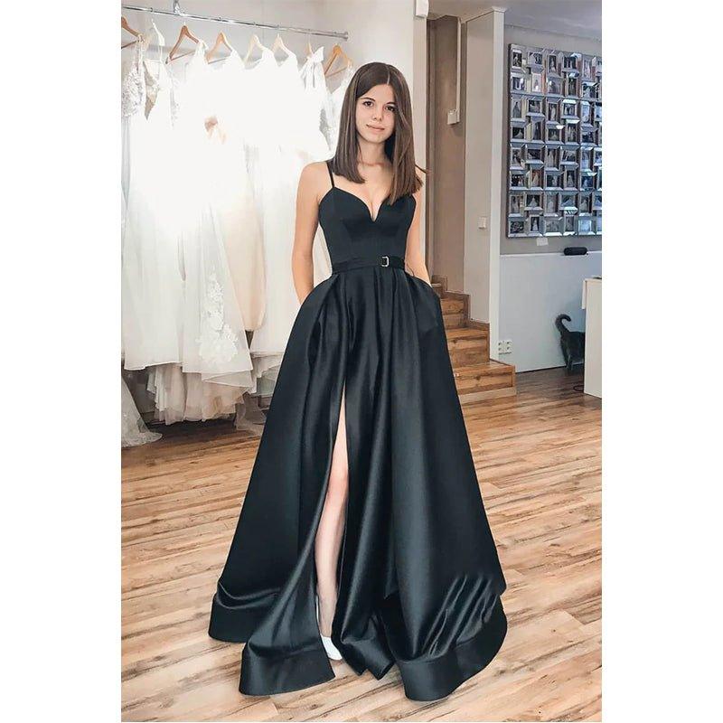 Vestido de fiesta sencillo, de satén negro, corte en A, con tirantes finos, escote en V y bolsillos. 