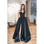 Vestido de fiesta sencillo, de satén negro, corte en A, con tirantes finos, escote en V y bolsillos. 