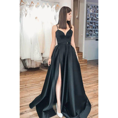 Vestido de fiesta sencillo, de satén negro, corte en A, con tirantes finos, escote en V y bolsillos. 