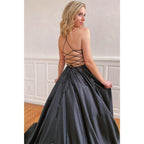 Vestido de fiesta largo, sencillo, de satén negro, corte en A, escote en V, con bolsillos, estilo formal de noche. 