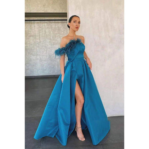 Vestido de fiesta largo de satén azul de corte A, sin tirantes, con plumas y abertura. 