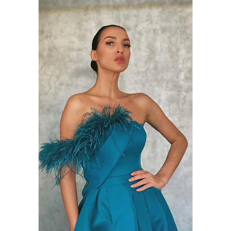 Vestido de fiesta largo de satén azul de corte A, sin tirantes, con plumas y abertura. 