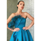 Vestido de fiesta largo de satén azul de corte A, sin tirantes, con plumas y abertura. 