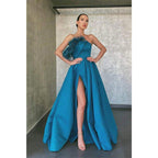Vestido de fiesta largo de satén azul de corte A, sin tirantes, con plumas y abertura. 