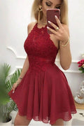Vestido corto de fiesta de bienvenida PD399, corte en A, de gasa color burdeos con escote halter y apliques