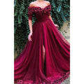 Vestido largo de noche formal, corte en A, de tul burdeos, con hombros descubiertos, apliques y abertura. 
