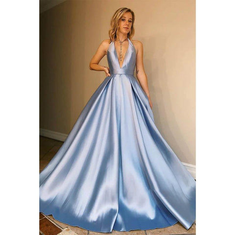 Vestido largo de fiesta sencillo, elegante, de satén azul, corte en A, con cuello halter y espalda descubierta. 