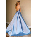 Vestido largo de fiesta sencillo, elegante, de satén azul, corte en A, con cuello halter y espalda descubierta. 