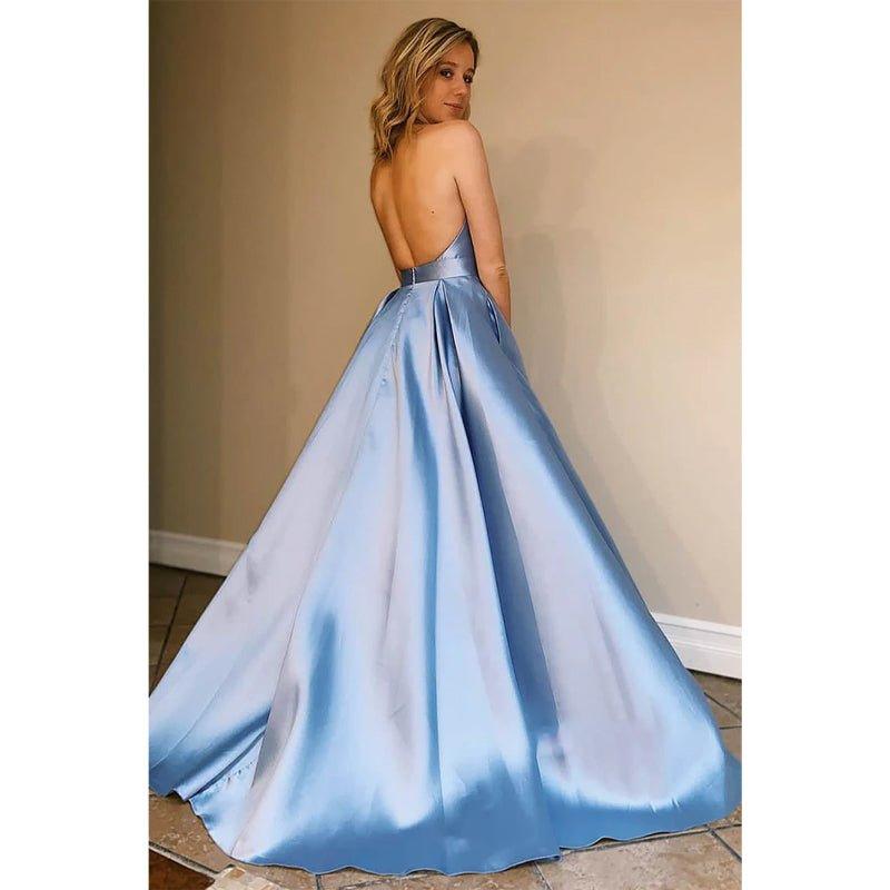 Vestido largo de fiesta sencillo, elegante, de satén azul, corte en A, con cuello halter y espalda descubierta. 