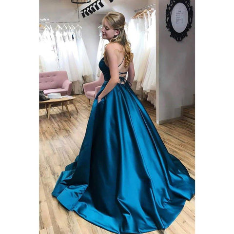 Vestido largo de fiesta sencillo, elegante, de corte en A, con escote redondo, tirantes cruzados y bolsillos. 