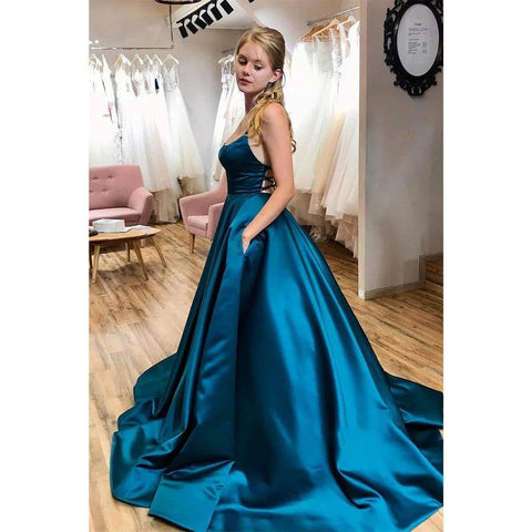 Vestido largo de fiesta sencillo, elegante, de corte en A, con escote redondo, tirantes cruzados y bolsillos. 