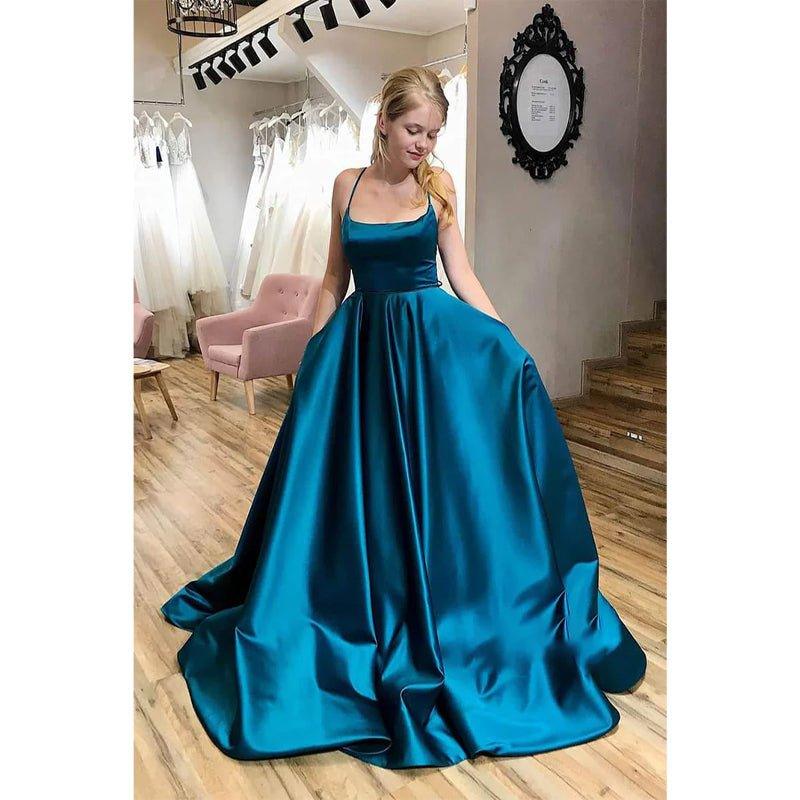 Vestido largo de fiesta sencillo, elegante, de corte en A, con escote redondo, tirantes cruzados y bolsillos. 