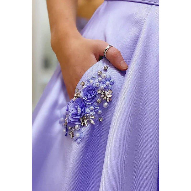 Vestido largo de fiesta de satén lavanda con escote redondo, tirantes finos, corte en A y bolsillos. 