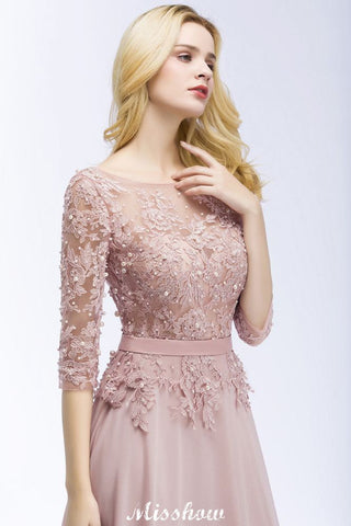 Vestido de dama de honor de corte A con apliques de gasa, manga tres cuartos y detalle de joyas, largo hasta el suelo, con fajín.