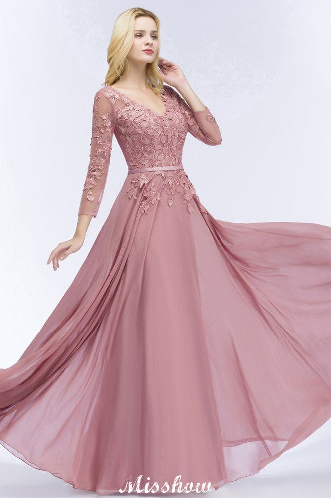 Robe de demoiselle d'honneur longue en mousseline de soie, coupe trapèze, ornée d'appliques, col en V et manches longues.