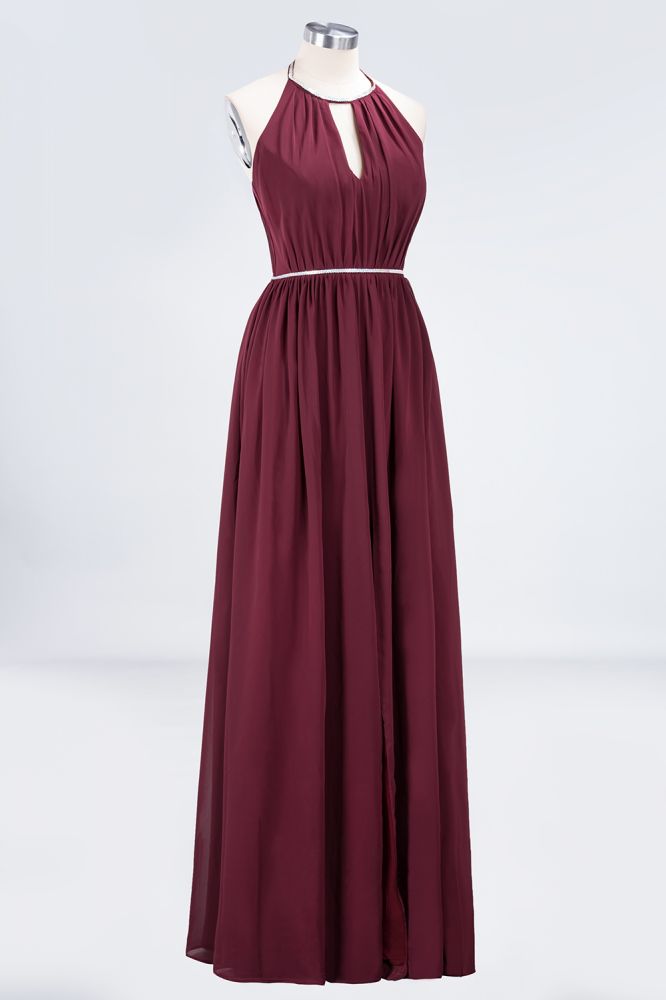 Vestido de dama de honor de gasa corte A, sin mangas, largo hasta el suelo, con cuello halter y fajín de cuentas.