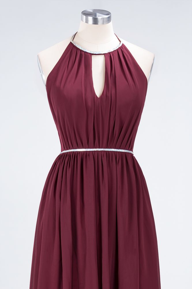 Vestido de dama de honor de gasa corte A, sin mangas, largo hasta el suelo, con cuello halter y fajín de cuentas.